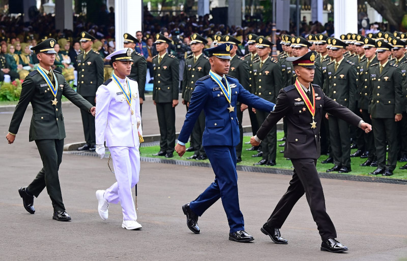 Panglima TNI Hadiri Upacara Prasetya Perwira (Praspa) TNI dan Polri Tahun 2026 di Istana Negara