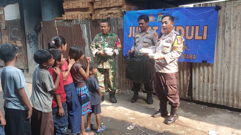 Polsek Tanjung Priok Gelar Jumat Berkah, Bagikan Nasi Kotak untuk Warga di Kolong Tol Pelita