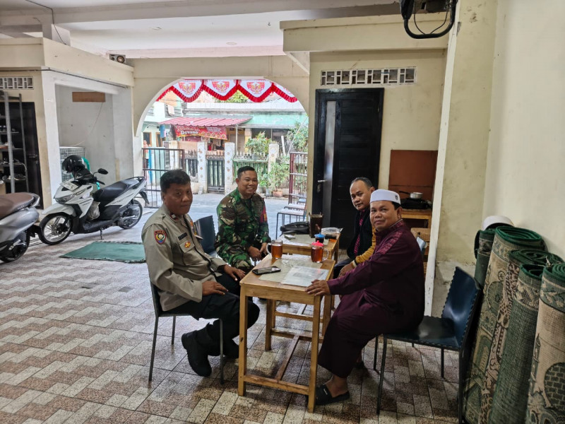 Sinergitas TNI–Polri, Bhabinkamtibmas dan Babinsa Sambangi Tokoh Masyarakat di Jakasampurna