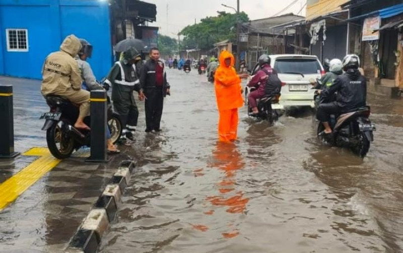Jaga Jakarta:Polisi Laksanakan Protap Pagi, Bantu Gatur Lalin dan Urai Macet di Kamal Muara