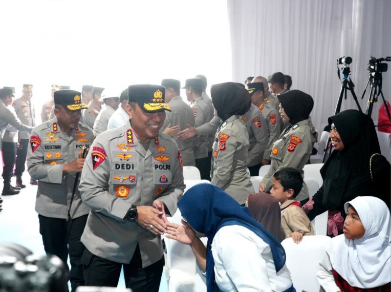 Wakapolri Berikan Santunan dan Bakti Sosial Kepada Warga Sekitar SMA Kemala Taruna Bhayangkara Bogor