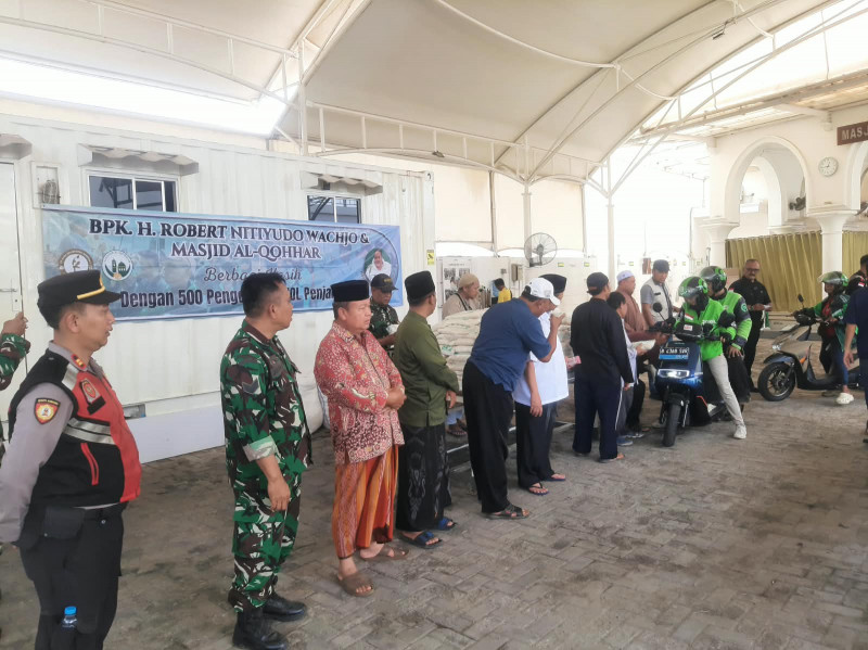 Polsek Metro Penjaringan Gelar Pengaman Bakti Sosial Pembagian Sembako untuk Ojol