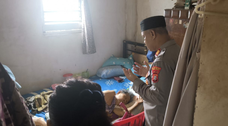 Kapolsek Bekasi Barat Serahkan Sembako kepada Lansia Penderita Stroke Menahun