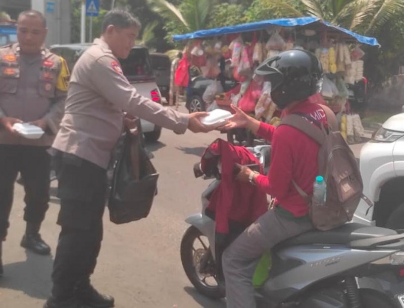 Jumat Berkah, Polsek Kelapa Gading Bagikan 50 Nasi Kotak untuk Ojol dan Warga