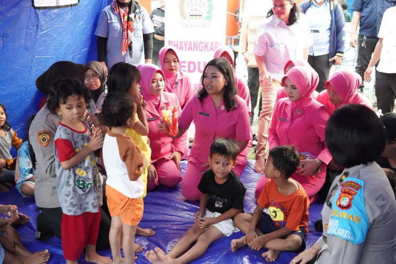Bhayangkari Metro Jakpus Salurkan Bantuan dan Trauma Healing untuk Korban Kebakaran Pasar Jiung