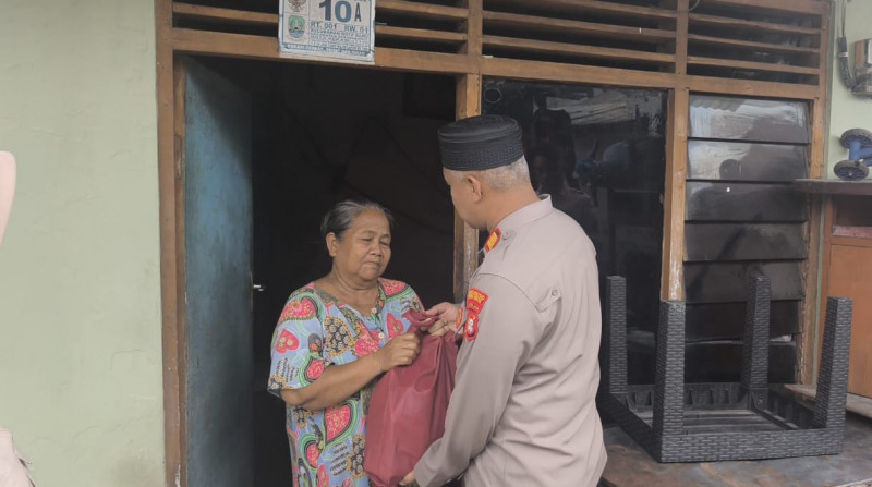 Aksi Sosial Polsek Bekasi Barat, Paket Sembako Disalurkan untuk Lansia dan Warga Sakit