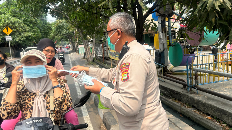 Polsek Koja Bagikan 150 Masker, Warga Diimbau Waspadai Paparan Abu Vulkanik