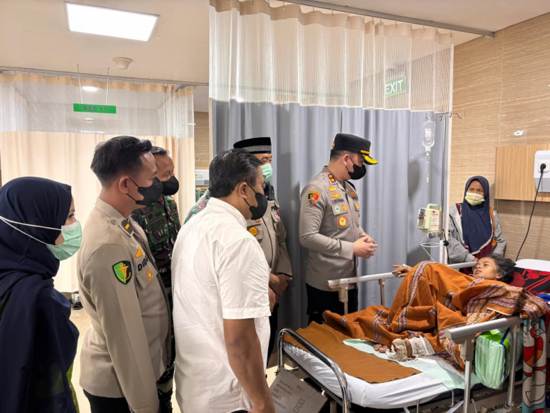 Kapolres Tangsel Jenguk Korban Ledakan di Pamulang Serahkan Bantuan