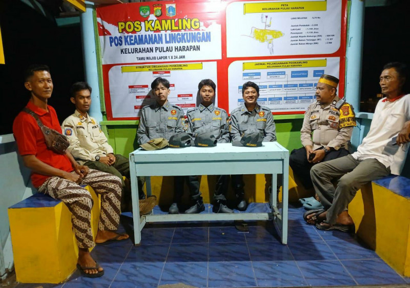 Patroli Malam Bareng TNI dan Warga Polsek Kepulauan Seribu Utara Gencarkan Siskamling