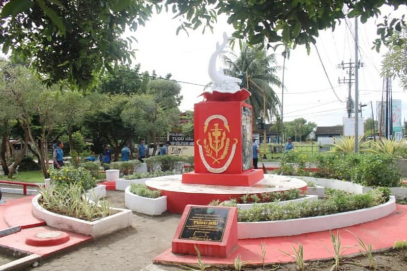 Prajurit Lanal Bengkulu Rawat dan Bersihkan Tugu Hiu Sambut Hari Dharma Samudera