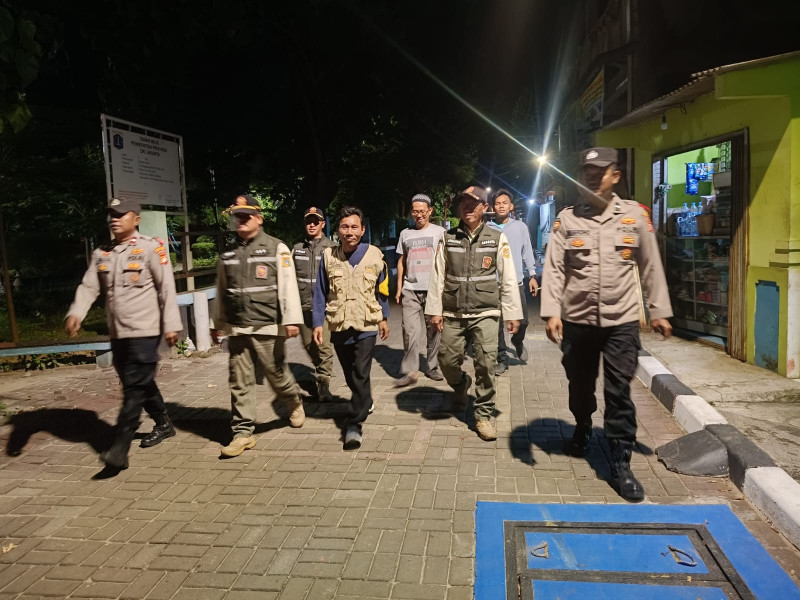 Bhabinkamtibmas Pulau Pramuka Sambangi Warga, Sosialisasikan Layanan 110 dan Perkuat Kamtibmas