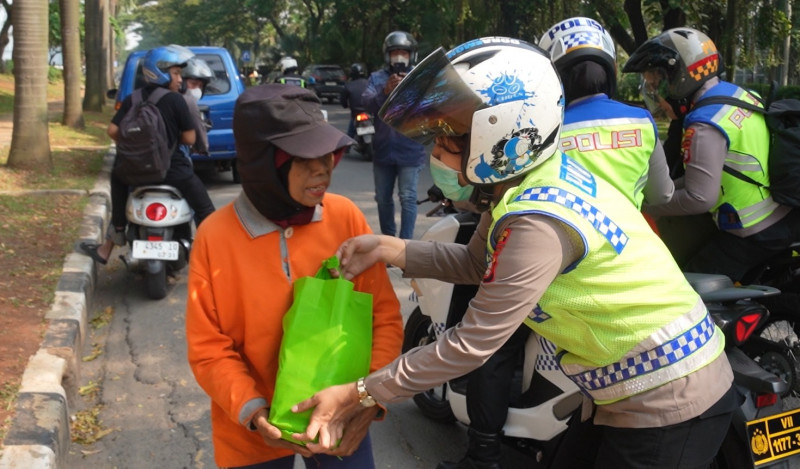 Kapolres Metro Bekasi Salurkan 400 Paket Sembako untuk Perempuan Pejuang di Hari Kartini