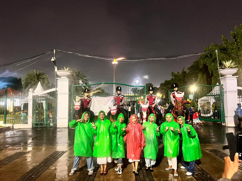 Polisi Berkuda Polsatwa Patroli di Monas, Warga Antusias hingga Foto Bareng