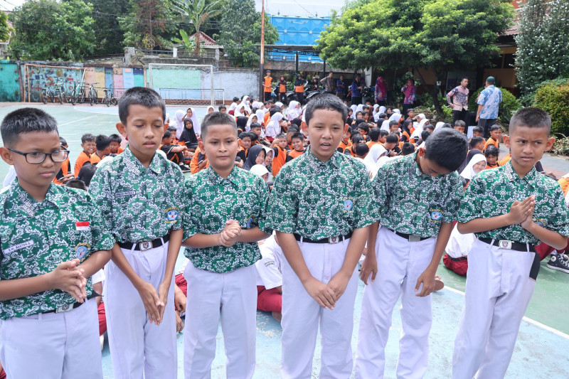Siswa SD di Cipayung Ucapkan Terima Kasih Ke Kapolda dan Kapolres, Dapat Hadiah Peralatan Sekolah