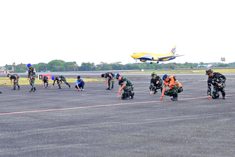 Pastikan Apron Bebas FOD, Personel Lanud Sjamsudin Noor Sisir Benda Asing Jaga Keselamatan Penerbangan Tetap Aman