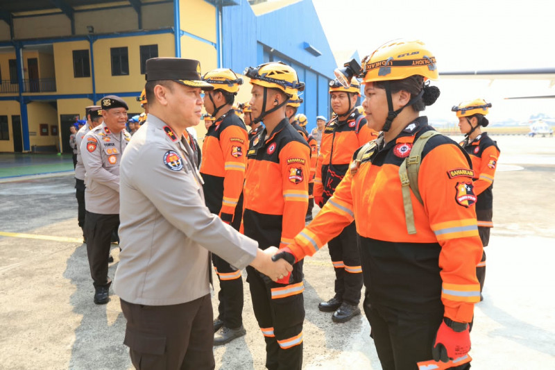 Terus Bergerak, Polri Kembali Kirim Personel K9 dan 2,5 Ton Logistik untuk Korban Gempa NTT