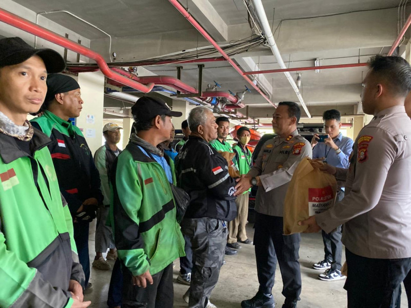 Jumat Berkah Polres Metro Bekasi Kota, Kasat Binmas Gelar Silaturahmi dan Berbagi Sembako untuk Ojol serta Ormas