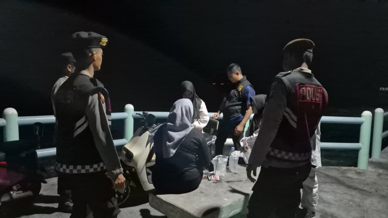 Patroli Malam Jakarta On The Spot, Polsek Kepulauan Seribu Selatan Perkuat Komunikasi Kamtibmas Lewat Sosialisasi Layanan Polisi 110