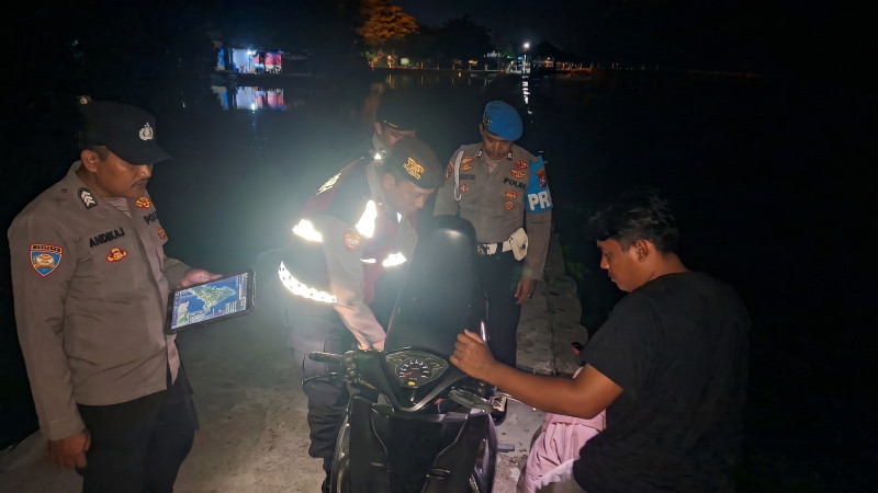Patroli Malam Jakarta On The Spot, Polsek Kepulauan Seribu Selatan Sapa Warga dan Sosialisasikan Layanan Polisi 110