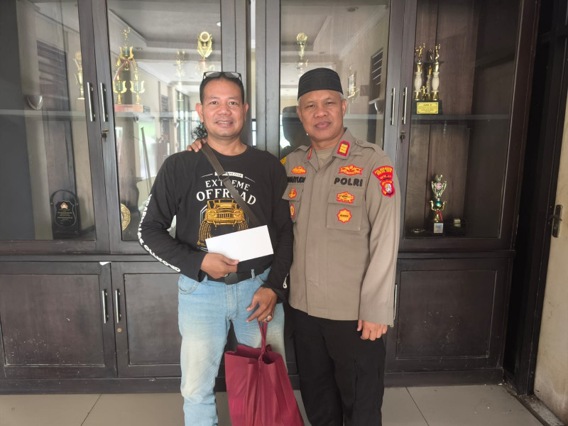 Kapolsek Bekasi Barat Berbagi Kepedulian, Ringankan Beban Keluarga Awak Media