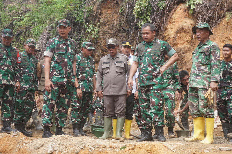 Kasad Tinjau Pembangunan Jembatan Amco di Hutanabolon, Tapanuli Tengah