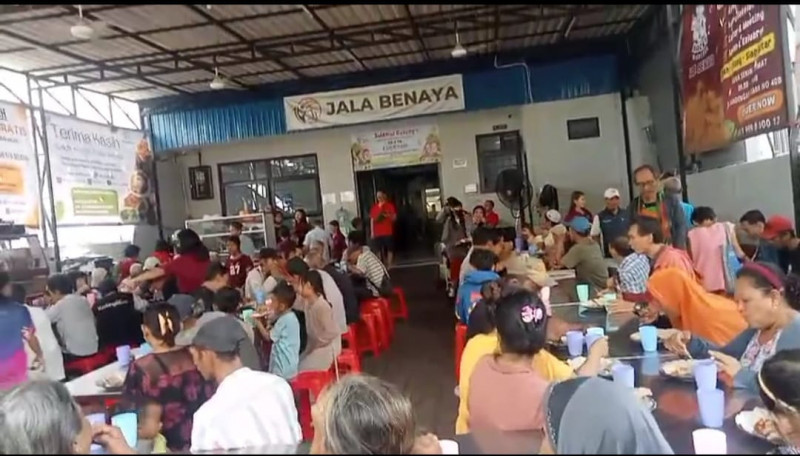 Jumat Peduli, Polsek Metro Penjaringan Bagikan Makanan Gratis dan Sampaikan Pesan Kamtibmas
