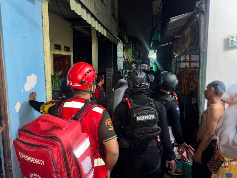 Brimob Polda Metro Jaya Sigap Amankan Lokasi Kebakaran Saat Patroli Malam di Bekasi Barat