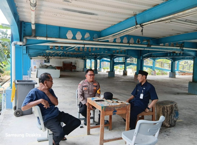 Bhabinkamtibmas Pulau Untung Jawa Sosialisasikan Layanan Darurat 110 Kepada Warga