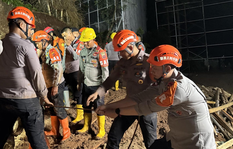 Gerak Cepat Tim Sar Brimob Polda Jabar, Enam Korban Longsor di Cisempur Berhasil Dievakuasi