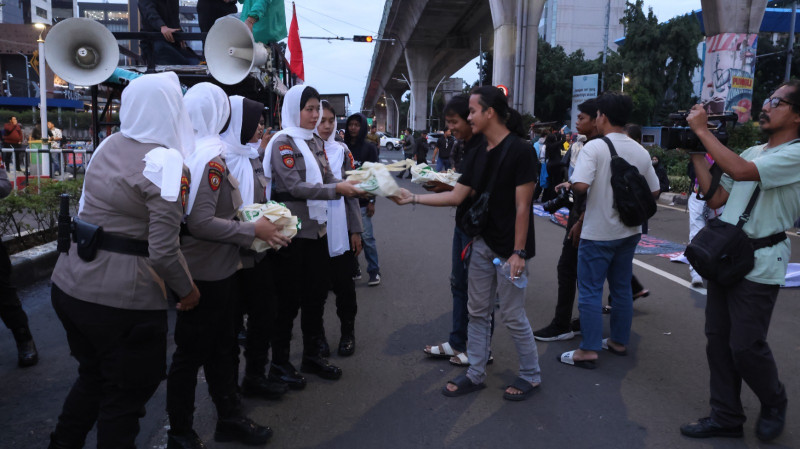 Buka Bersama di Lokasi Unjuk Rasa, Polda Metro Jaya Kedepankan Kebersamaan dan Sikap Humanis