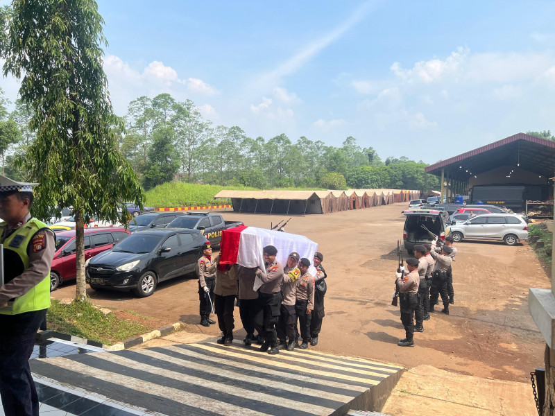 Penuh Khidmat, Tim 3 Presisi Polres Metro Bekasi Kota Kawal Upacara Pemakaman AKBP (Purn) Vincentius Budiman di Cikeas