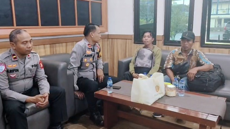Respons Cepat CLBK, Polres Metro Bekasi Bantu Dua Pria Asal Medan Pulang Kampung