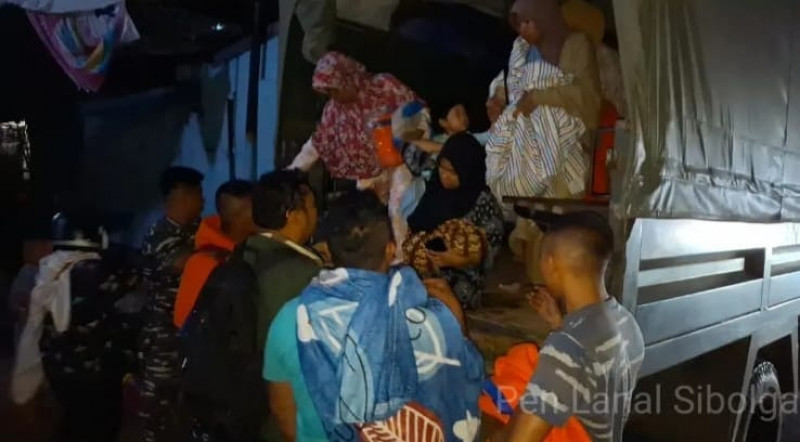 Personel Lanal Sibolga Evakuasi Ibu dan Balita Korban Banjir di Tukka Kabupaten Tapanuli Tengah