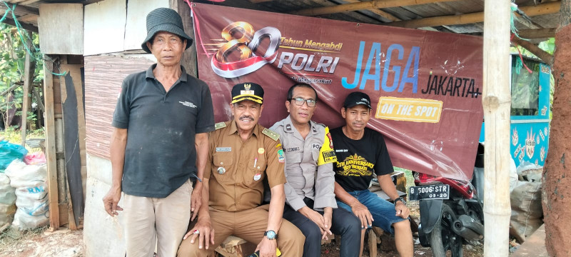 Jaga Jakarta On The Spot :  Bhabinkamtibmas Jatiwarna Ajak Warga Perkuat Siskamling dan Cegah Tawuran