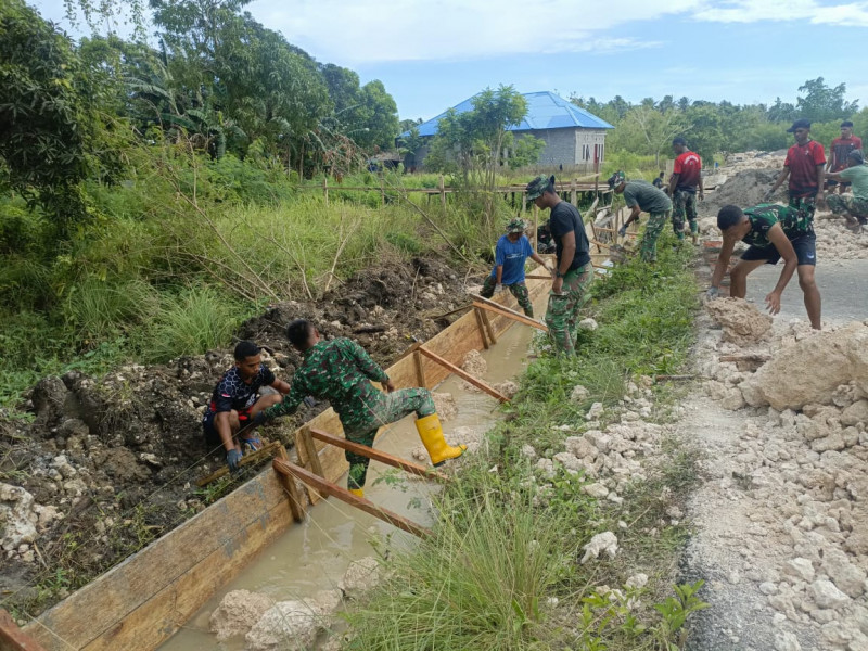 Personel Satgas TMMD Ke-127 Kodim 1514/Morotai Laksanakan Pemasangan Mal dan Pengecoran Drainase di Gotalamo