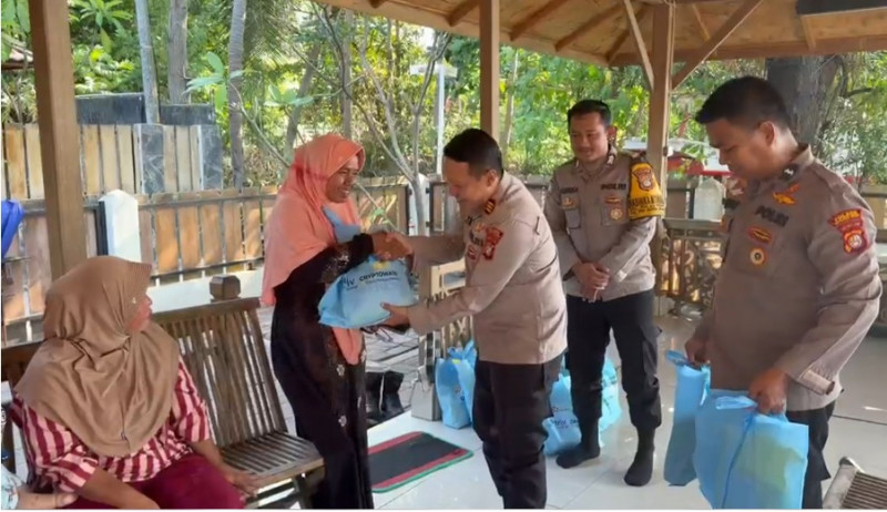 Kapolsek Kepulauan Seribu Selatan Gelar Jaga Jakarta On The Spot dan Minggu Peduli di Pulau Tidung, Bagikan Sembako serta Sosialisasikan Layanan Polisi 110
