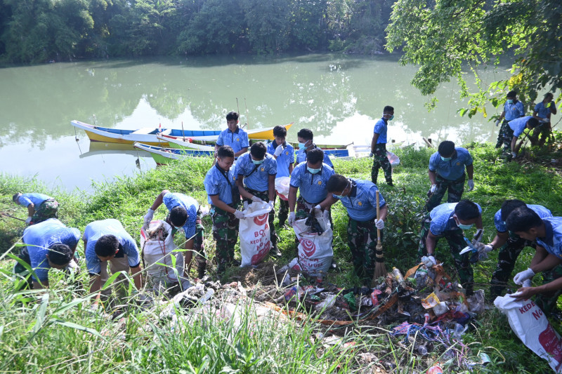 Lanud Sultan Hasanuddin Bersama Satuan TNI AU Wilayah Makassar, Gelar Karya Bakti di TPI dan Pasar Batangase, Maros
