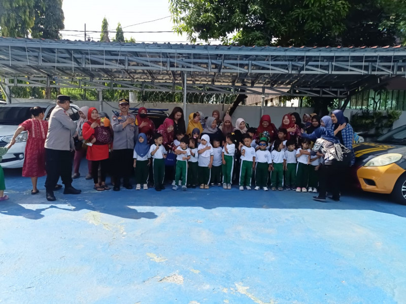 Polsek Pademangan Ajak Anak-Anak Paud Belajar Tertib dan Saling Menghargai Lewat Program Polisi Sahabat Anak