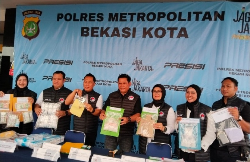 Polres Metro Bekasi Kota Ungkap Jaringan Narkotika Lintas Daerah, Sita Sabu Hampir 330 Gram dan Senjata Api Rakitan