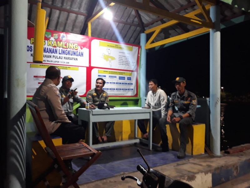 Cegah Gangguan Kamtibmas dan Antisipasi Cuaca Buruk, Polres Kepulauan Seribu Gencarkan Siskamling Bareng Warga dan TNI