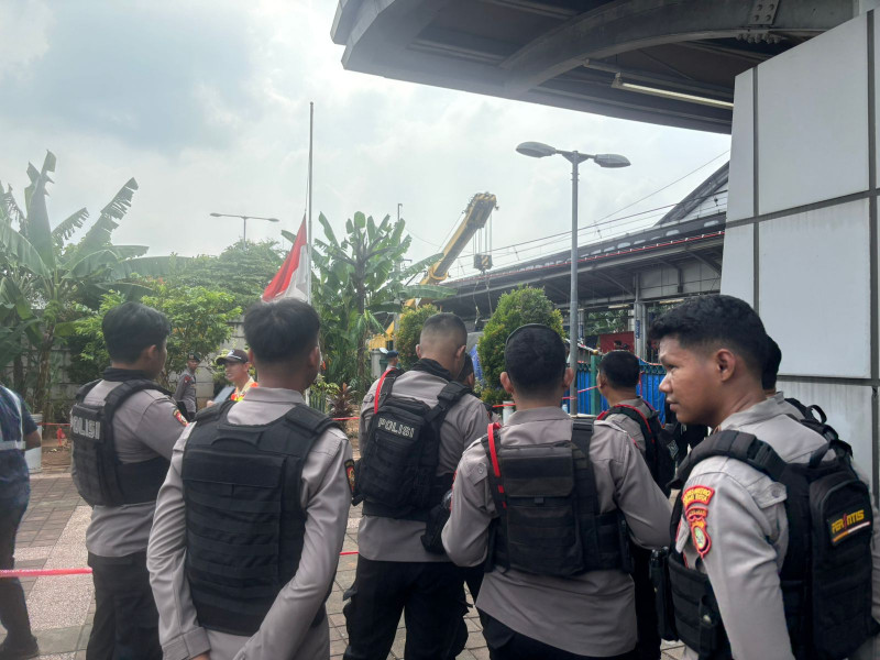 Tim Perintis Presisi Polres Metro Bekasi Kota Amankan Area Stasiun Bekasi Timur:  Imbau Warga Tak Dekati Lokasi Evakuasi