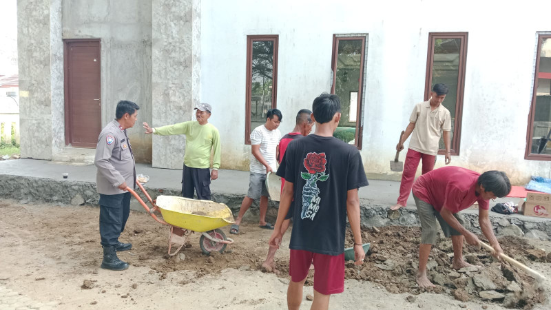 Polsek Cabangbungin Bersama Warga Gotong Royong Bangun Masjid Besar Al Mukhlisin