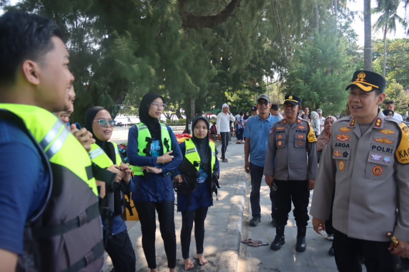 Kapolres Kepulauan Seribu Sapa Wisatawan di Pulau Tidung, Ingatkan Keselamatan dan Sosialisasi Layanan 110