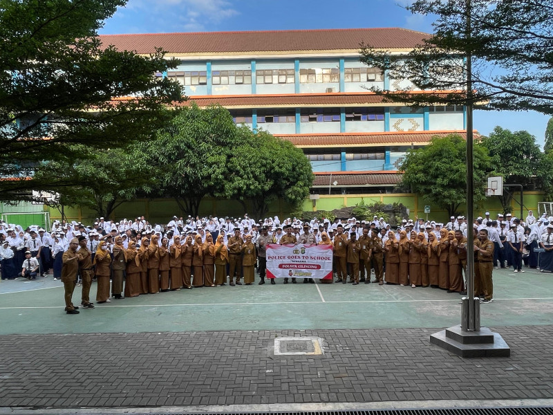 Polisi Jadi Inspektur Upacara di SMPN 244 Jakarta, Tekankan Bahaya Tawuran, Narkoba, dan Bullying