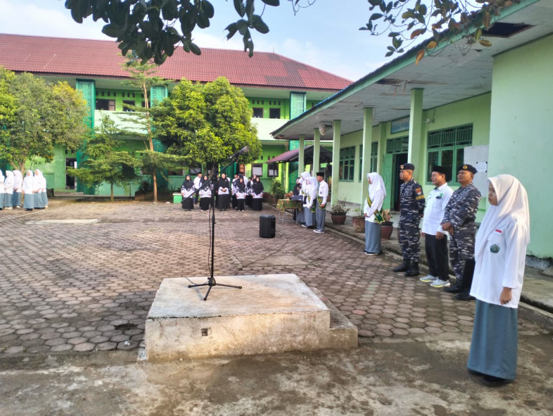 Danposal Manna Lanal Bengkulu Jadi Pembina Upacara di MAN 1 Bengkulu Selatan Wujud Sinergi TNI AL dan Pendidikan