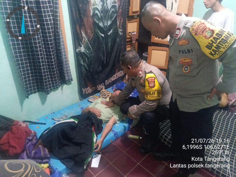 Laporan 110 Direspons Cepat, Polisi Bantu Warga Tak Sadarkan Diri di Tangerang