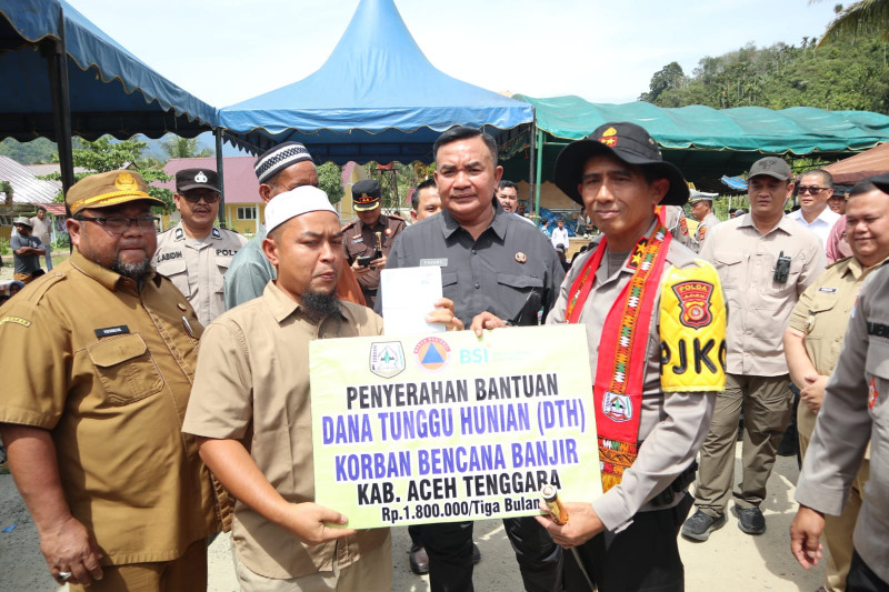 Kapolda Aceh Serahkan 300 Kasur dan Dana Tunggu Hunian untuk Korban Bencana di Ketambe