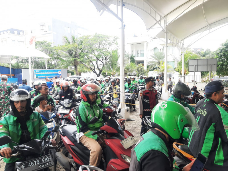 Wujud Kepedulian Sosial, Masjid Al Qohhar Bersama Polsek Metro Penjaringan Bagikan 500 Paket Sembako untuk Ojol