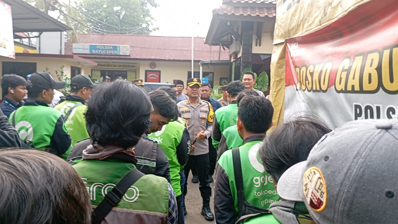 Kapolres Metro Tangerang Kota Gelar Jumat Peduli Bagikan Bansos Untuk Ojek Online di Batu Ceper