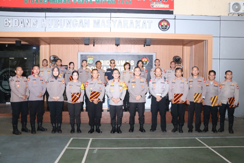 Kabid Humas Polda Metro Jaya Berikan Penghargaan Untuk Personel Humas Berprestasi